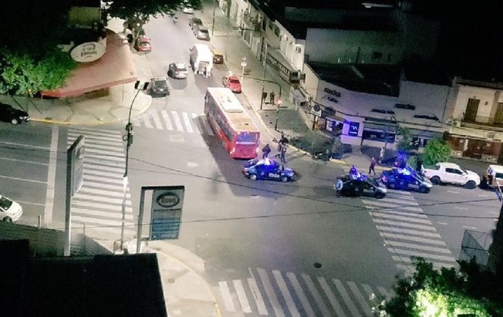 Un motociclista murió arrollado por un colectivo. Foto: @danilequiophoto