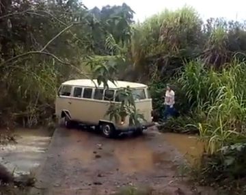 Quedó atrapado en un puente