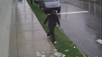 Se le voló el dinero que había robado mientras se iba en bicicleta Se le voló el dinero que había robado mientras se iba en bicicleta