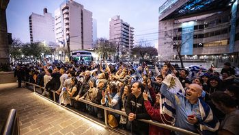 Más de 43.500 uruguayos viajaron a la Argentina para presenciar la final del Mundial Sub-20. Más de 43.500 uruguayos viajaron a la Argentina para presenciar la final del Mundial Sub-20.