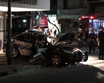 Así quedó el patrullero embestido por un colectivo en Virrey Cevallos e Independencia