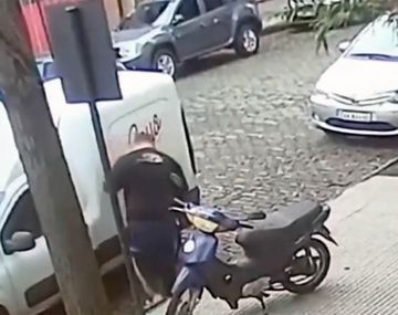 El momento en el que el repartidor descubre un hierro y evitó otro robo del siglo