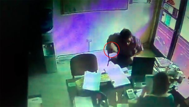 VIDEO: Vestido como cartero, robó en una aseguradora y quiso violar a una mujer