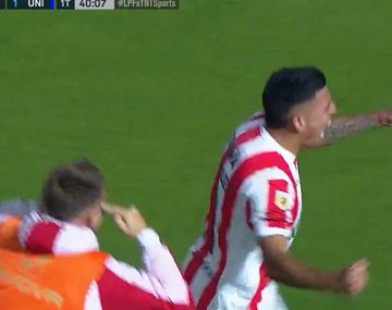 ¡El gol del año! Santiago Rodríguez convirtió desde mitad de cancha para Instituto