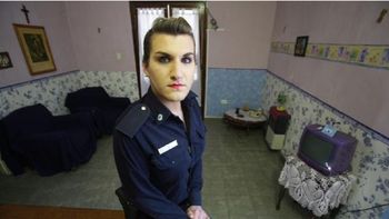 Malena Salomé, la primera oficial trans de la Policía Bonaerense. Crédito: diario El Día Malena Salomé, la primera oficial trans de la Policía Bonaerense. Crédito: diario El Día