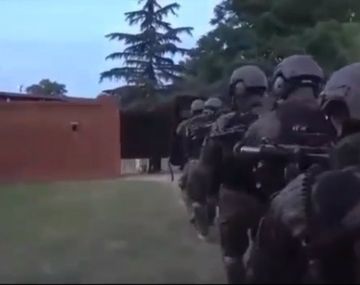 Dos policías resultaron heridos durante el operativo