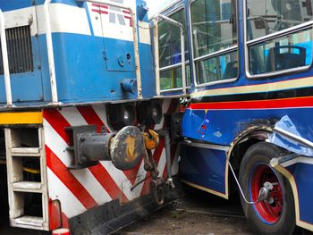 Una locomotora embistió a un colectivo en La Boca