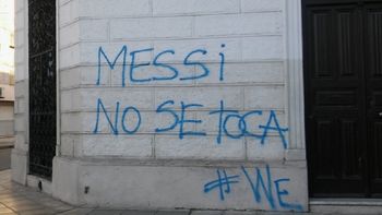 santa fe amanecio con pintadas contra la renuncia de messi santa fe amanecio con pintadas contra la renuncia de messi