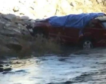 Sobrevivió 13 horas dentro de un auto