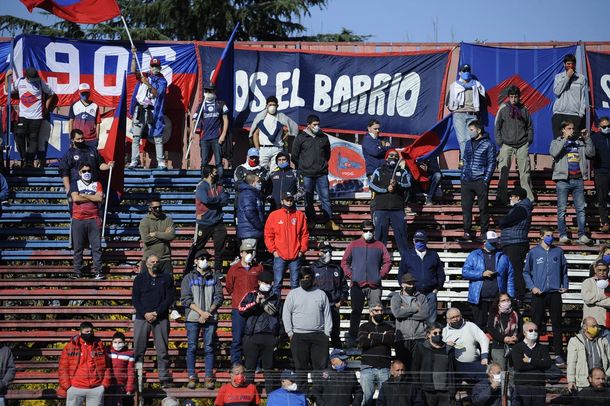 Cuarentena incumplida: piden informes a la policía por el velatorio del Trinche Carlovich
