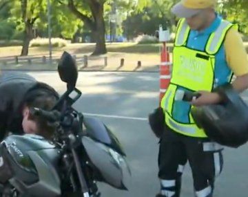 Multaron a conductor de app porque su pasajera dio positivo de alcoholemia