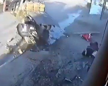 Un camión de chatarra atropelló a dos mujeres y una nena en González Catán: mirá el video