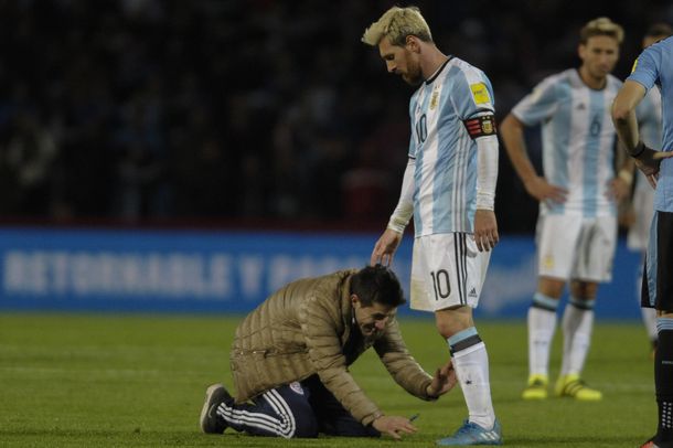 Peligro: un hincha entró a la cancha a saludar a Messi y casi lo lesiona