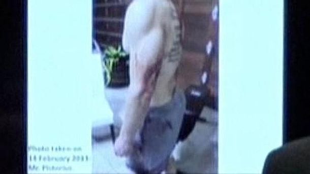 Difunden fotos de Oscar Pistorius manchado con sangre tras matar a su novia