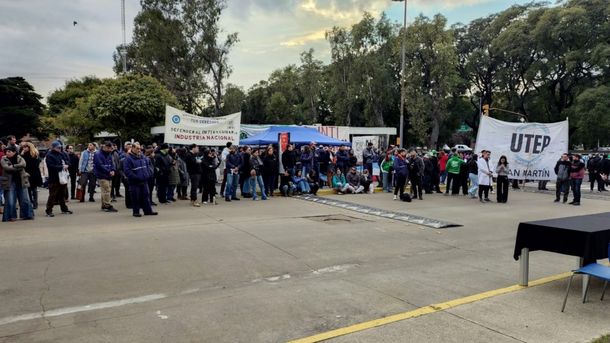 Protesta y tensión en el INTI: fuerte operativo policial por el recorte presupuestario