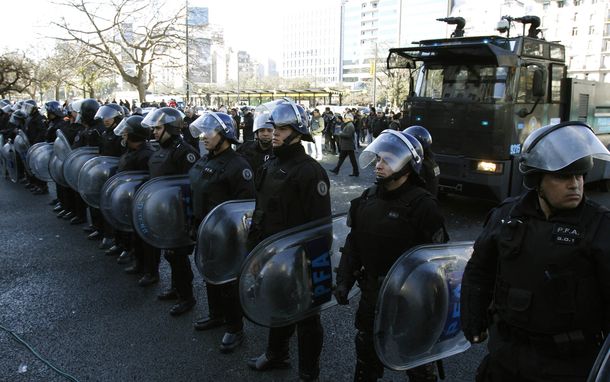 Sigue el debate en comisión para regular la protesta callejera