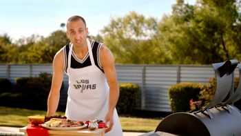 video: ¿asado o barbecue? ginobili cocina una carne manufica video: ¿asado o barbecue? ginobili cocina una carne manufica