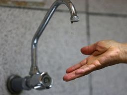 OSE mantiene su prohibición al uso no prioritario del agua potable, y analiza nuevas medidas para mantener el servicio en zonas críticas. OSE mantiene su prohibición al uso no prioritario del agua potable, y analiza nuevas medidas para mantener el servicio en zonas críticas.
