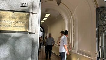 Argentinos votando en el Consulado General argentino en Montevideo. Argentinos votando en el Consulado General argentino en Montevideo.