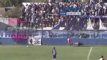 video: un jugador choco contra un paredon en pleno partido