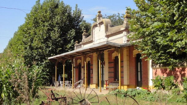 Escapadas en Buenos Aires: el pueblo rural de 350 habitantes con una antigua estación de tren