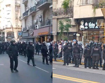 Reprimen actores en un pacífico abrazo simbólico al Instituto del Teatro