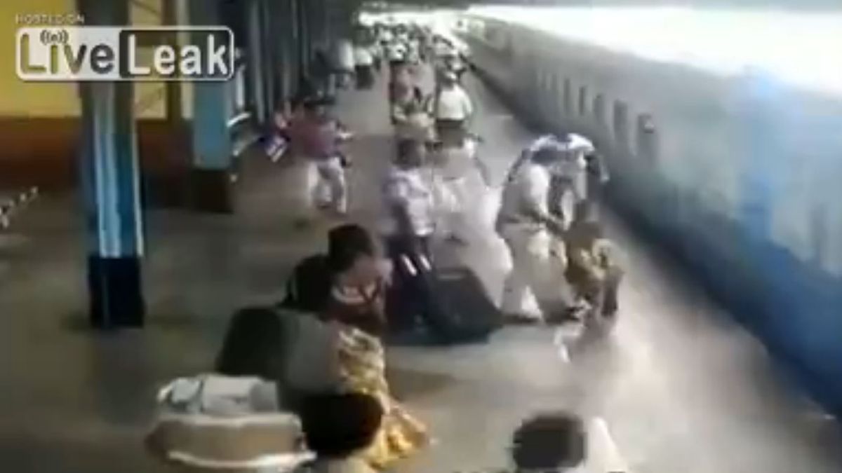VIDEO: Se salvó de milagro de ser arrollada por un tren