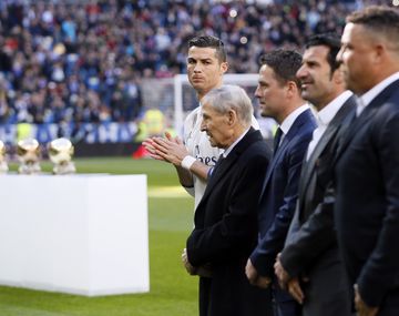 Ronaldo, Figo y Owen, entre otros, participaron del homenaje en el Santiago Bernabeu