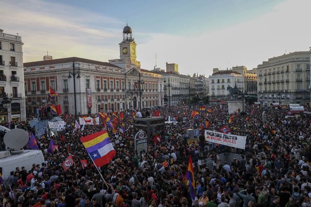 Multitudinaria marcha en reclamo de un referendo sobre la monarquía