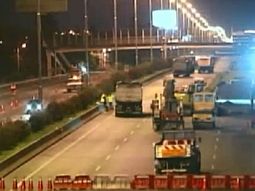Tránsito complicado en la Autopista del Oeste por la rotura de un caño de agua