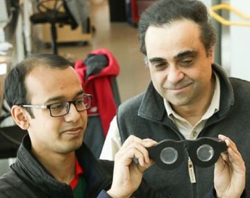 Carlos Mastrangelo (derecha) con un estudiante sosteniendo las gafas inteligentes 