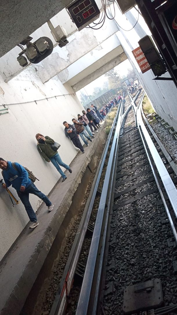 Chocaron dos trenes del Metro de México: un muerto, decenas de heridos y evacuados por las vías