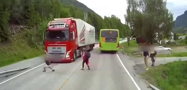 Se salvó por centímetros de ser atropellado por un camión al cruzar la ruta sin mirar