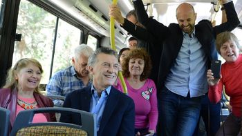 Mauricio Macri y Guillermo Dietrich en colectivo Mauricio Macri y Guillermo Dietrich en colectivo
