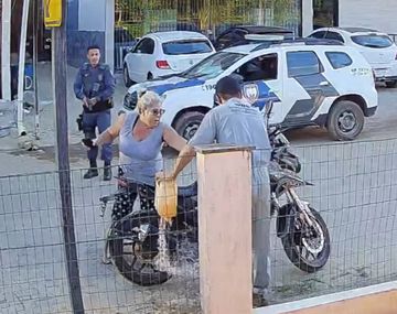 Brasil: prendió fuego su moto por enojarse en un control y dejó a su madre en estado crítico