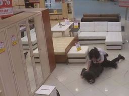 le salio mal: vendedora evito un robo con una toma de karate le salio mal: vendedora evito un robo con una toma de karate