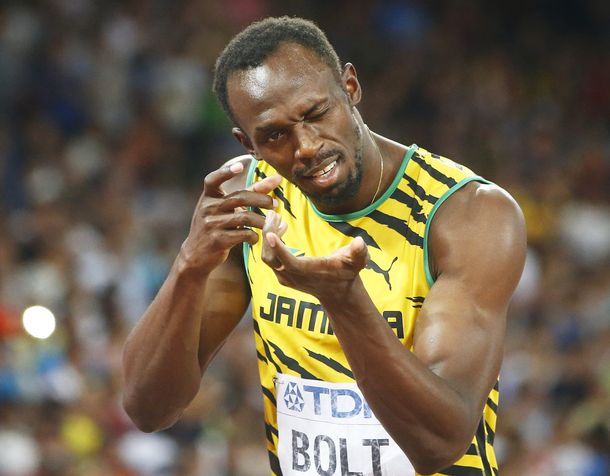 VIDEO: Caminando, Usain Bolt ganó su clasificación en los 200 metros libres