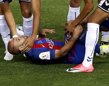 El brutal choque de cabeza que sufrió Mascherano en la final de la Copa del Rey