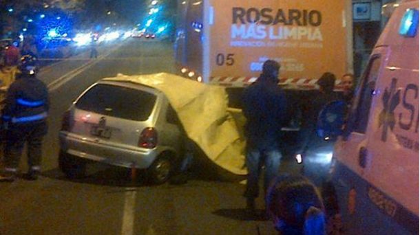 Choque entre un auto y un camión de basura en Rosario: hay cuatro muertos