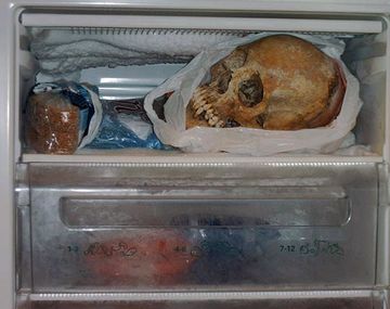 Arrestaron a una mujer que tenía sexo con esqueletos