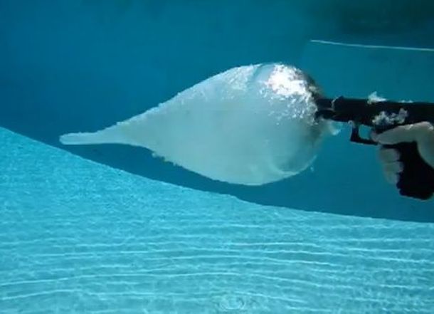 ¿Qué sucede si se dispara un arma debajo del agua?