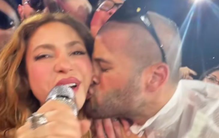 La reacción de Shakira a un beso inesperado de un fanático en plena gira mundial