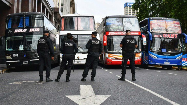 Caos en el centro porteño por micros de larga distancia que bloquean el tránsito