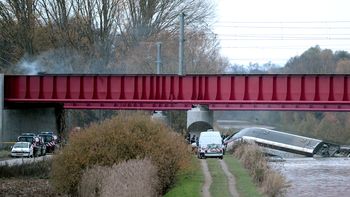 descarrilo un tren experimental en francia: hay cinco muertos descarrilo un tren experimental en francia: hay cinco muertos