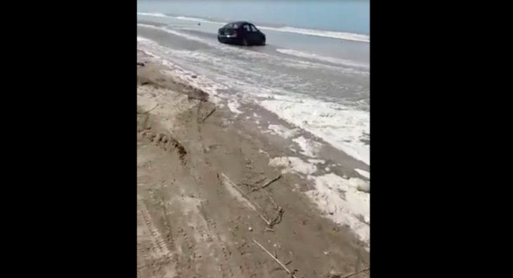 Fueron a pasar un momento romántico en la playa y casi pierden el auto en el mar