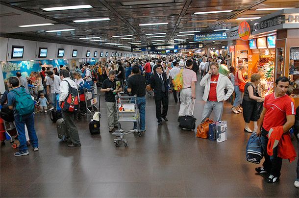 Desde hoy, sólo se podrán comprar divisas de los países de destino