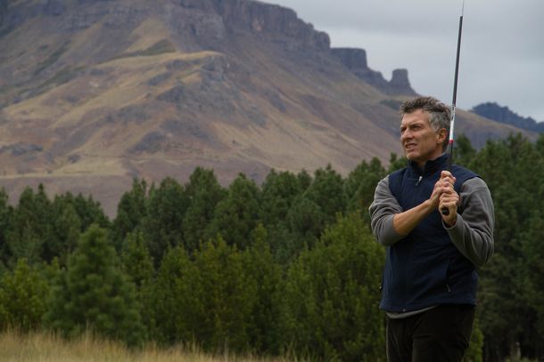 El presidente Mauricio Macri jugando al golf en San Martín de Los Andes