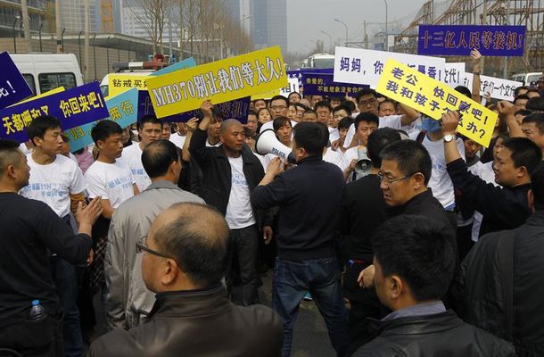 Familiares de víctimas protestaron frente a la embajada de Malasia en Pekín