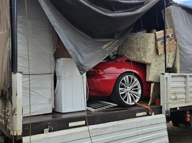 Descubren un BMW escondido en un camión de mudanza: vale más de 96 millones de pesos