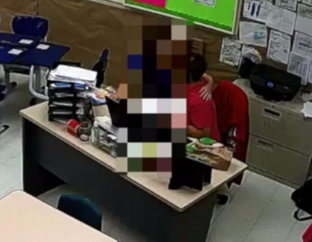 Un maestro besa a un estudiante y es capturado por una cámara de seguridad